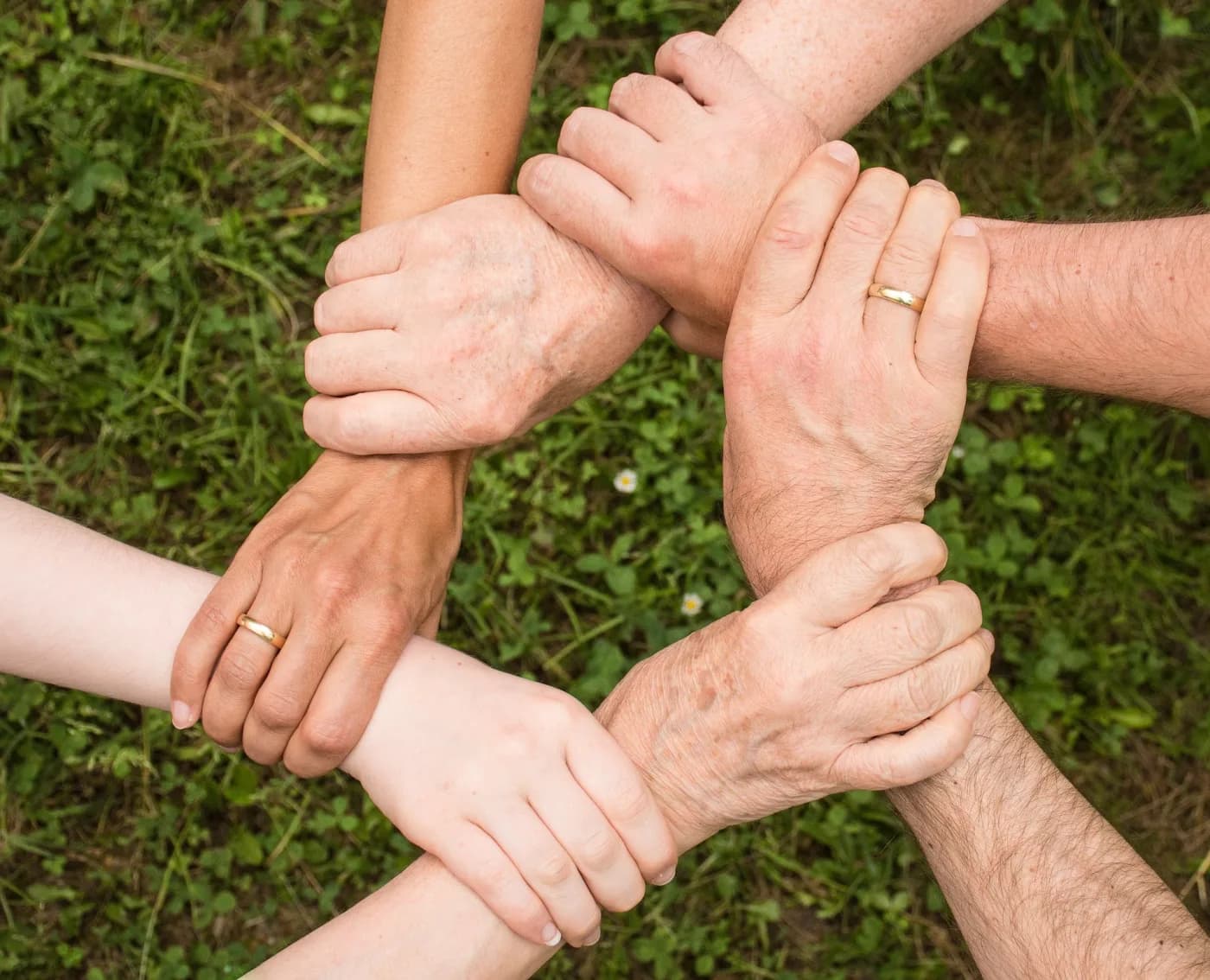 Des mains reliées pour symboliser le soutien et la confiance